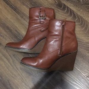 Women’s cute boots.